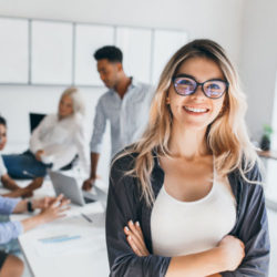 kvinna star framfor grupparbete